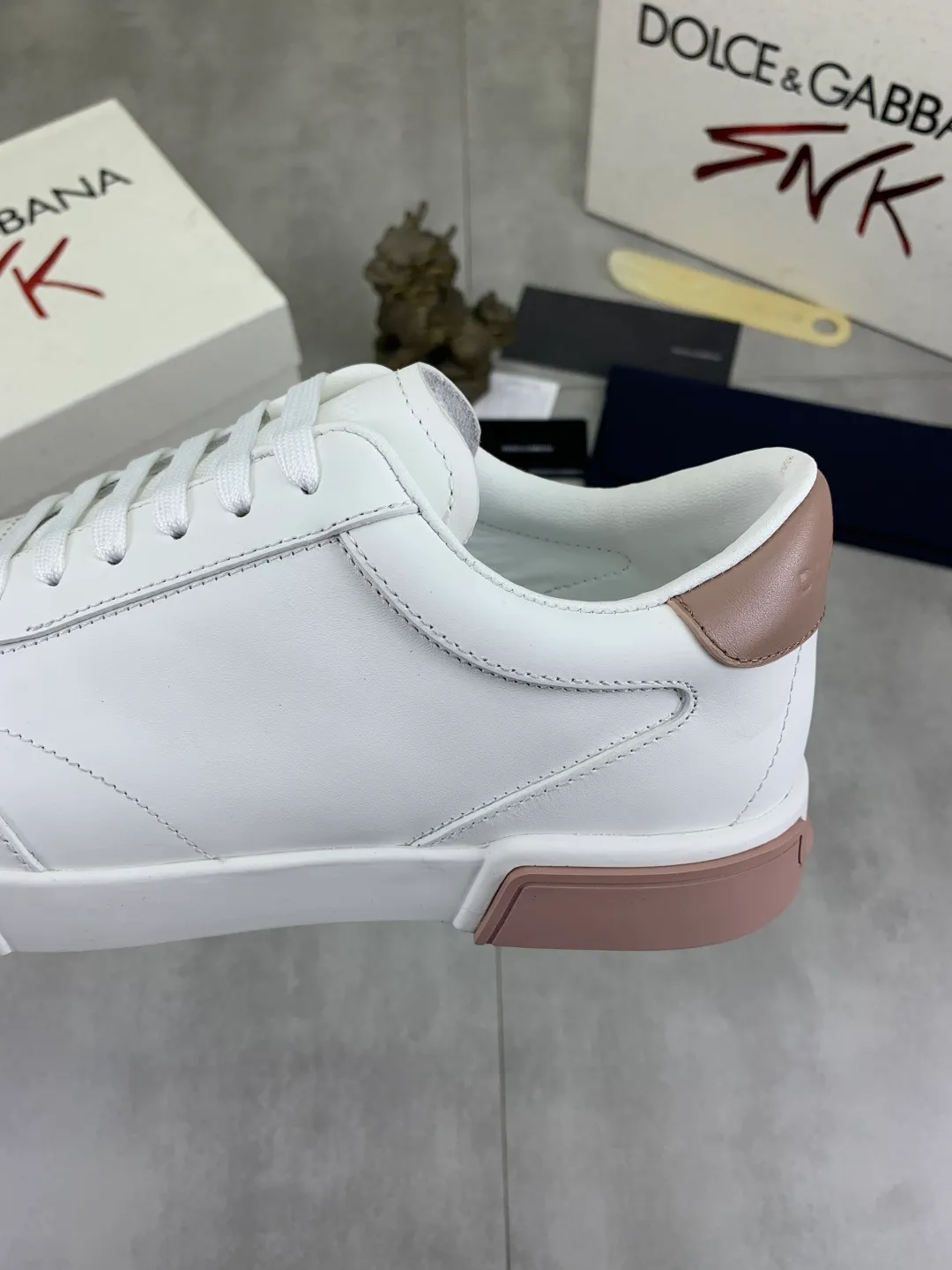 Men's shoes 💰P520 new model (DG-Dolce & Gabbana) latest popular 🔥🔥casual shoes, with brand signature details on the tongue, imported first-layer pebbled cowhide fabric, fashionable and versatile, can add luster to various looks. Create an exquisite design with unique dynamic vitality and modern atmosphere, showing modern elegance. Size: 38-44 (45 46 customized) Color: 4️⃣ colors available